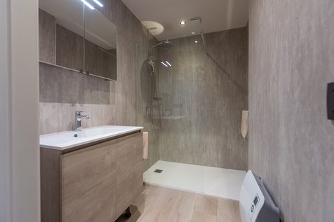 Ce charmant studio, situé au 3ème étage, offre un mélange unique de confort et de style avec son coin nuit douillet doté d'un canapé-lit pour 2 personnes. Le salon ouvert s'ouvre en douceur sur une cuisine moderne avec un îlot de cuisson pratique, pa...