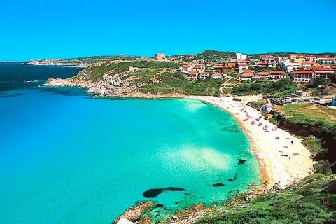 La résidence est située dans la jolie station balnéaire de Santa Teresa Gallura, à l'extrémité nord de la Sardaigne. Vous vivez dans un endroit calme à quelques minutes à pied de la magnifique plage de sable blanc Rena Bianca. L'eau de la petite baie...