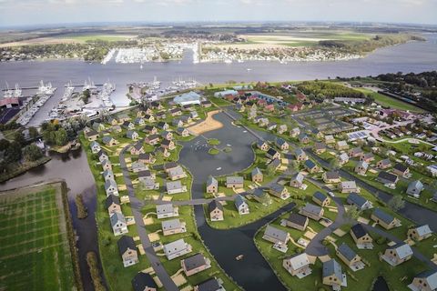 Diese luxuriöse, freistehende Villa befindet sich im wunderschönen Park Veerse Kreek am Veerse See. Der Park wird 2021 seine Türen öffnen. Die Villa liegt direkt am Wasser und ist komplett und modern eingerichtet. Im Erdgeschoss steht Ihnen ein schön...