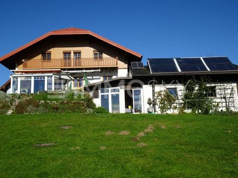 ¡Fantástica casa unifamiliar con área de bienestar y sistemas de suministro sostenibles! Esta encantadora casa unifamiliar, terminada en 1994, se distribuye en tres plantas y es ideal para familias que aman el espacio y la tranquilidad. La planta baj...