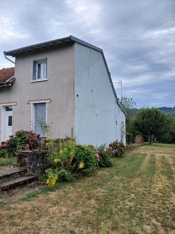 Maison d'habitation de 66 m² mitoyenne sur un côté. Implantée dans une commune calme à 300 m de la gendarmerie et 30 minutes de 87000 LIMOGES. Prix de 57090 Honoraires charge vendeur Gare SNCF à 5 minutes, commerces école et collège également. Au RDC...