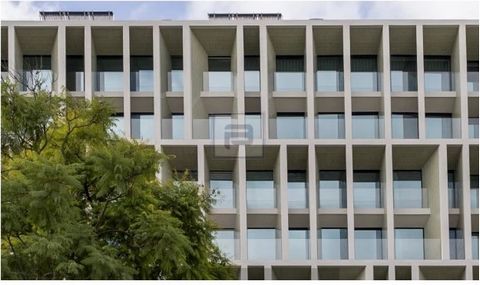 Ático T-3 en Estrela - Lisboa Propiedad toda recientemente reformada, con materiales de alta calidad. El apartamento tiene 3 suites, con una suite principal de 50m2 con closet y 2 baños (F/M). La habitación está orientada al sur, tiene 60m2 de superf...
