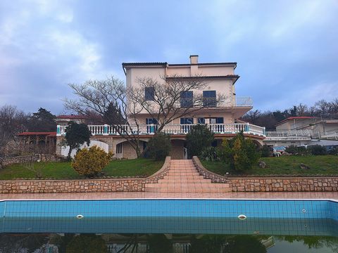 Location: Primorsko-goranska županija, Crikvenica, Jadranovo. Wir verkaufen eine Apartmentvilla mit wunderschönem Meerblick in Jadranovo. Die Villa verfügt über eine Wohnfläche von 200 m2 und befindet sich auf einem Grundstück von 1196 m2. Es besteht...