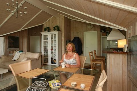 Ca. 200 m von dem reizenden Strand Nord-Seelands entfernt, liegt dieses Ferienhaus auf einem Grundstück mit einem angelegten Garten. Das Haus wurde in einem ansprechenden Stil und mit einer Terrasse errichtet, wo Sie den ganzen Tag lang die Sonne gen...