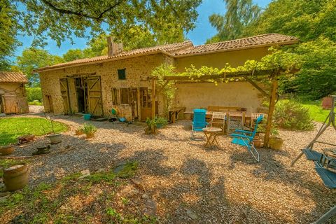 Saulgond - Maison en caractre - 5 pieces - 174m2 - habitables - terrain et dependences - 16150