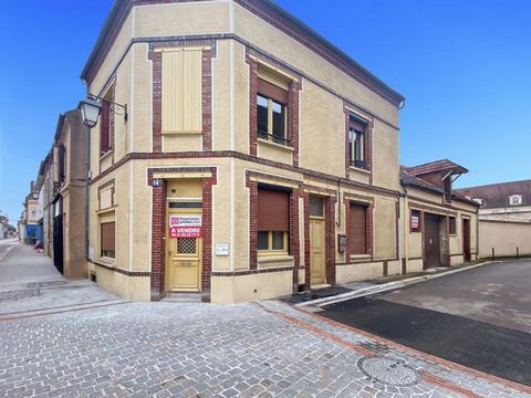 Dans l'Yonne (89) commune de Sens. Karine ALLENDER vous propose cet ensemble immobilier composé de 4 lots, garage, appartement, studio, local. Prix de vente 354 000 euros (honoraires charge vendeur). pécial investisseur....... Cet immeuble idéalement...