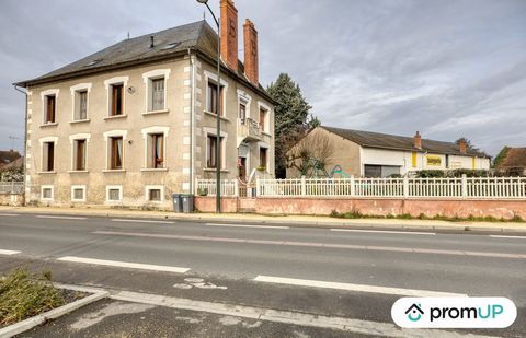 Venez découvrir ce bel immeuble de rapport, niché au cœur du Berry, dans la ville de Saint-Amand-Montrond. Avec ses 5 appartements, répartis sur une surface de 294 m² et son grand jardin, ce bien est idéal pour un projet touristique ou pour investir ...
