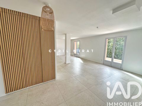 iad France - Cyril Mirat vous propose: Rocbaron Villa contemporaine 7 pièces – 160 m² – Double séjour - 5 chambres - Garage - Plusieurs terrasses - Stationnement privée - Vue dégagée - Calme Absolu Idéalement située sur la commune de Rocabron, à prox...
