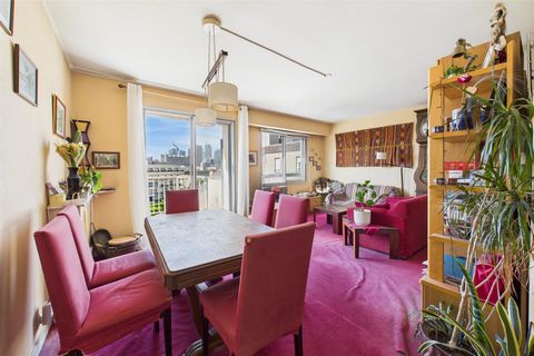 4/5 pièces en dernier étage avec balcon, terrasse, cave et parking. À rénover.