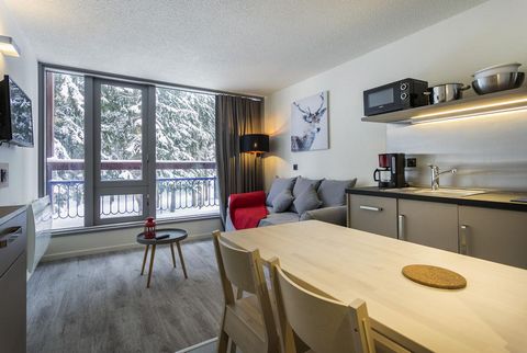 The residence Bellecôte is ideally situated at the fiit of the ski slopes and between Vallards and Charvet villages, in Les Arcs 1800. The residence is located 200 m from shops and restaurants. Surface area : about 25 m². 1st floor. Orientation : Sou...