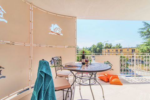 Deze moderne villa in het steeds populairder wordende Istrië is voorzien van een bubbelbad en een verkoelend zwembad. Er zijn 3 slaapkamers waar 6 personen kunnen slapen en het ligt in Novigrad. Dit is een geschikte optie voor gezinsvakanties. Je kun...