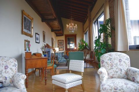 Esta espaciosa villa de 3 dormitorios para 6 personas se encuentra en Capriolo, cerca del lago Iseo en Italia. La casa está rodeada de espaciosos viñedos y una carretera desde la parte trasera de la casa conduce al lago, a solo 5 km. El centro de Cap...