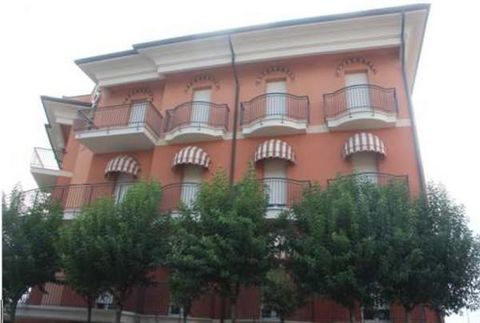 Gesamte Immobilie eines noch in Betrieb befindlichen Hotelunternehmens in Cesena (FC) in der Via Rosoleto 607 und setzt sich wie folgt zusammen: 1). Hotelgebäude mit Parkplatz 2). Komplette Einrichtung aller Räumlichkeiten, Geräte und Einrichtungen B...