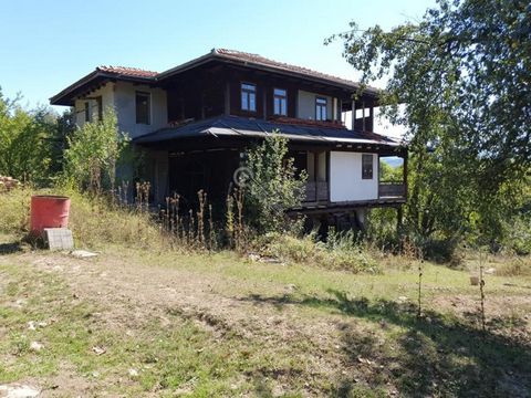 Imoti Tarnovgrad le ofrece un pueblo de vacaciones - SIETE CASAS en el Balcán Elena. La propiedad está situada en un pueblo, a 10 km de la ciudad de Elena, y el pueblo y las casas están situadas en una ladera sur con una maravillosa vista panorámica ...