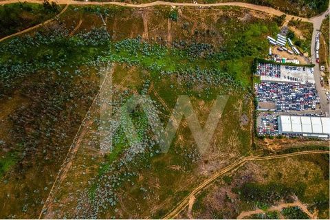 This industrial land has several outstanding factors for those who want to invest in a property of this nature. In addition to its 33,600 m2, it is only 2 minutes from the access to the A41 motorway, thus having a huge advantage in terms of access. I...