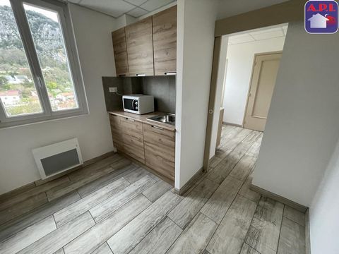 RENTED OFFICES Currently rented to two professionals, discover this room divided into 11 offices with its common kitchen and its waiting room. It is located in the heart of the city of Foix, on the 4th and last floor of a building with lift. Complete...