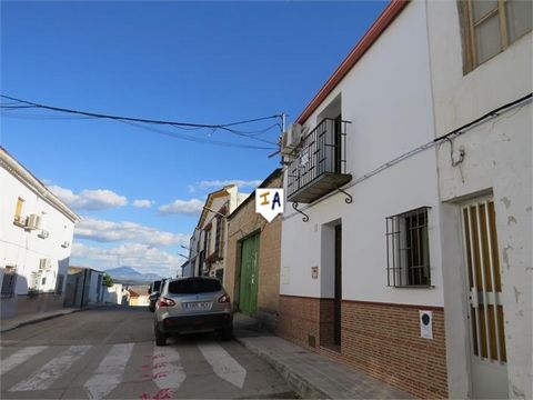 Higuera de Calatrava est entourée d'oliviers, une petite ville sympathique entre Porcuna et Martos dans la province de Jaén, Andalousie, Espagne. La maison est meublée, très bien entretenue donc prête à emménager. Situé dans une rue calme avec beauco...