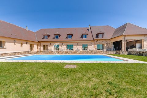 Exceptional with its panoramic view of our beautiful Limousine countryside, this property overlooks its beautiful wooded and landscaped park of one hectare. It is an unsuspected house that we discover that was built in 1999 with noble materials. A ce...