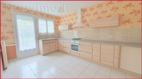 Come and discover this charming house of about 99m2 near the city center of Maulévrier and all its amenities. The entrance serves a bright living room overlooking an open kitchen fitted and semi-equipped. You will also find 3 beautiful bedrooms and a...