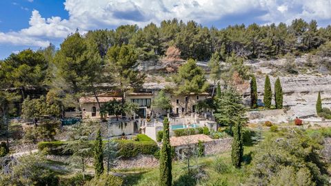 Succumb to the unique charm of this troglodyte house of around 200m2 with a breathtaking view of the Luberon and some of the most beautiful villages in France. Built on almost 8 hectares of land and renovated using quality materials, this house, whic...