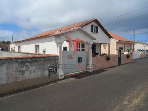 3 bedroom villa for sale, in Vila das Lajes Well served area of commerce, medical post, sports club bathing area, 2 minutes from the airport and expressway, among others. The villa consists of two floors Ground floor: -living room; -kitchen; - 3 bed ...