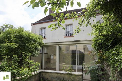 CHAMPIGNELLES! Close to shops on foot! Come and discover this single-storey habitable house of about 118 m2 comprising on the ground floor: fitted kitchen with wood stove, living room / stay of about 21 m2 with veranda access, bedroom, bathroom with ...