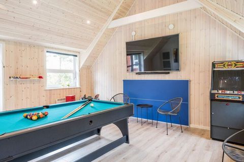 MAX. 2 HUNDE! WÄRMEPUMPE FÜR DEN POOL = ENERGIEEFFIZIENTES FERIENHAUS! Poolgröße: 700 x 300 x 135 cm (L/B/T). Auf einem von Bäumen schön abgeschirmten Naturgrundstück finden Sie dieses reetgedeckte Ferienhaus mit hauseigenem Pool! Offener Küchen-/Woh...