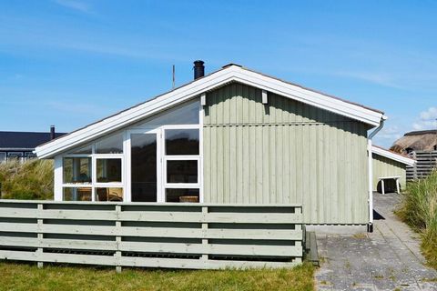 Attraktiv gelegenes Ferienhaus in den Dünen am Strand von Rindby. Das traditionelle Ferienhaus hat einen offenen Küchen-/Wohnbereich mit Ess- und Sitzecke für das Familienleben. Von der Küche aus hat man Zugang zur Terrasse, wo Sie die Morgensonne ge...