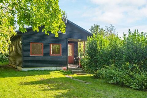 Cottage am Strand mit Whirlpool im Freien im malerischen Kegnæs. Das 1974 erbaute Ferienhaus wurde zuletzt 2001 umfassend renoviert, wobei Küche und Bad erneuert wurden. Es präsentiert sich gut gepflegt. Im Haus Küche mit Spülmaschine, geräumiges Woh...