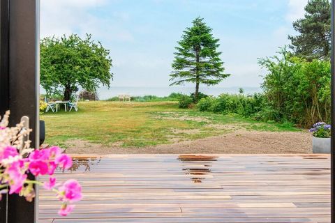 Mit diesem 2023 neu erbauten Ferienhaus mit Meerblick mieten Sie auch eine fantastische Lage, mit Ihrem „eigenen“ Strandufer am Ende des fast parkähnlichen Gartens. Das Haus liegt am schönen Strand von Binderup. Im geräumigen Inneren erwarten Sie u.a...