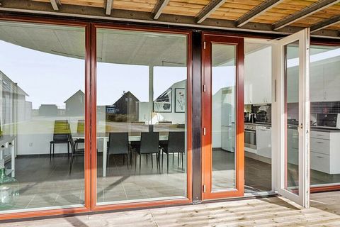 Ferienhaus mit zwei Ebenen, aus besten Materialien erbaut. Bietet oben kleinen Ausblick zum Golfplatz und zum Wattenmeer vor Havneby. Das Haus ist modern und zugleich klassisch ausgestattet, mit diversen technischen Annehmlichkeiten. Eines der beiden...