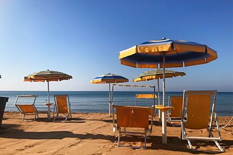 The apartments are located on the southwest coast of Sicily in the small seaside resort of Triscina di Selinunte, 15 km south of Castelvetrano. You live within the residence in a one-room apartment, depending on the type, 15 to 250 m from the sea. Se...