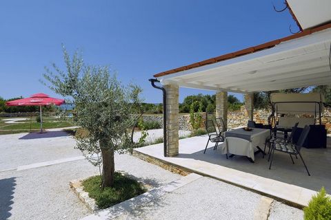 Ideal for a small family or a group, this is a stylish villa in Peroj. It has 2 bedrooms for you to stay and offers a private roofed terrace with sun loungers to have some relaxing time. It can host up to 6 guests with great ease. This villa is 100 m...