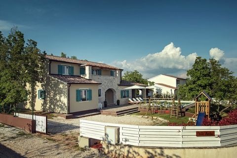Ubicado en Žminj, esta villa de 5 dormitorios es espaciosa para un grupo grande o familias de 12 con niños para quedarse y disfrutar de un tiempo tranquilo con sauna, jacuzzi y piscina privada. La ciudad de Rovinj es un lugar maravilloso para explora...