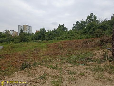 4.5km away A89! On the bottom of THIERS in quiet area, near school / high school and local shops, building plot facing South / West with a total area of 630m2. Water supply on the ground and EDF on the property line. Provide individual sanitation. Ra...