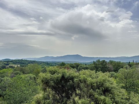 DOMUM EUROPA biedt u in het natuurpark Montseny met een prachtig uitzicht een landgoed van 38.000 m² met een villa van 371 m² met een merkwaardige architectuur en een zeer helder interieur met de hele dag zon. Er zijn geen hervormingen nodig. TERREIN...