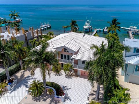 Boaters Paradise come enjoy luxury living on the Ocean in Marathon's Key Colony Beach. Concrete dock with 2 boat lifts, 40,000 lbs and 10,000 lbs . 50 amp - 220 service and jet ski davits. Enjoy magnificent sunset views in this spacious open concept ...
