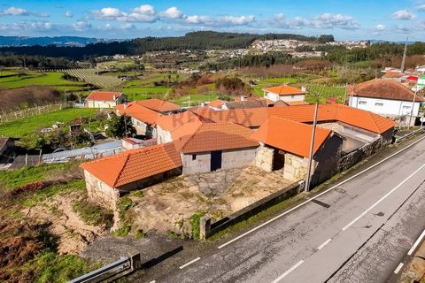 VILLA WITH A TOTAL LAND AREA OF 1750m2 VERY CLOSE TO THE CENTER OF PENAFIEL   Totally independent house in old moth stone with about 250m2, it is in recovery, with the mason work already in the completion phase and roofs completed. It has an excellen...