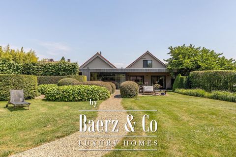 Hidden Treasure: Welcome to this breathtaking detached home with a garden that makes the heart beat faster. Architecturally remodelled in 2016, this property has a lush park-like garden that provides an oasis of tranquillity and relaxation. This idyl...