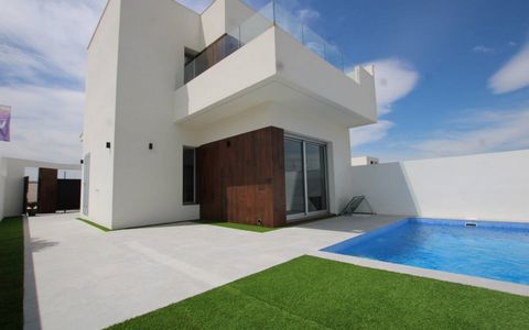 Villa's te koop in San Fulgencio, Alicante Ontwikkeling van 24 vrijstaande villa's op percelen van 181m2. Fase 2 van het project wordt momenteel op de markt gebracht. Types: - Woningen met 2 verdiepingen, met een perceel van ongeveer 180m2, met 3 sla...