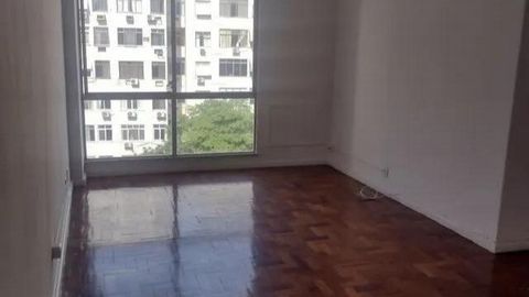 Apartment with a very large circular floor plan, excellent location in the neighborhood of Copacabana, Rio de Janeiro, one block from the beach. Great condominium, cameras on all floors, concierge and other common areas, only two apartments per floor...