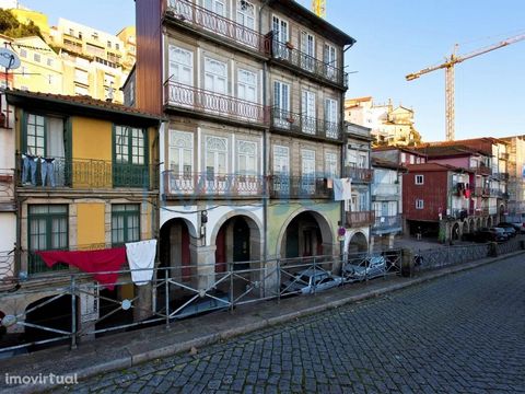 Building for Sale in Miragaia overlooking the River, very well located, in front of the Customs. 4-storey building with a total gross area of 368.45 m2, consisting of a shop with 48.95 m2 on the ground floor, a storefront with 40.20 m2, 1st floor wit...