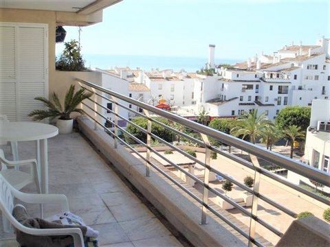 Located in Puerto Banús. Very nice apartment in Marina Banus, in the centre of Puerto Banus. Next to shops, restaurants, bars, supermarkets... all luxury facilities the area can offer ! And steps away to the beach. Very nicely furnished! Fantastic se...