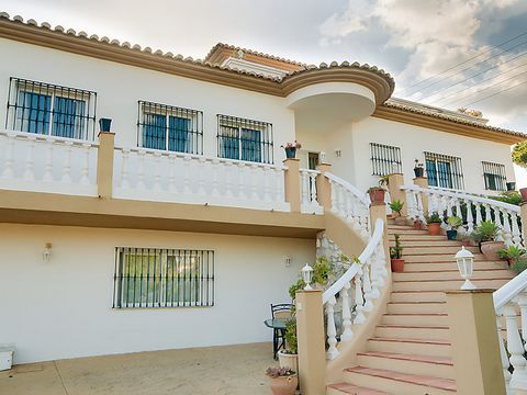 Located in Calahonda. Villa for rent in Calahonda with partial sea views. The house has 2 floors. Ground floor: living room with TV, dining room. 1 room with 1 double bed, 2 bedrooms with 2 beds (90 cm) each. Living room with TV, fully equipped kitch...