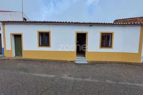 Identificação do imóvel: ZMPT563215 Discover the charm of this extraordinary villa located in the quiet town of Pedrogão. Comprising two bedrooms, both lit by windows, a spacious living room, a versatile interior room that can be used as an office, a...
