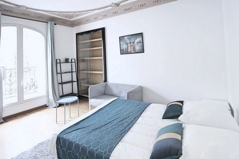 Large 17m² bedroom, fully furnished. It has a double bed (140x190) and a bedside table with lamp. There is also a work area with a desk, chair and lamp. The bedroom also has plenty of storage space: a wardrobe with hanging space and a shelf. This roo...