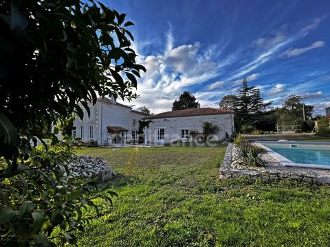 Charente Maritime (17), proche SURGERES à vendre MARSAIS maison 410 m² 6 chambres 5 salles d'eau - piscine - grand jardin