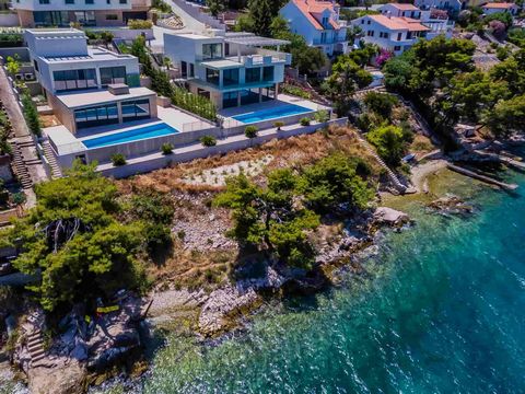 Luxury modern five bedroom Villa Grande Two first row to the sea located on one of the most popular Croatian Islands – Island of Ciovo. Unique combination of luxury design, spectacular sea views and location close to all important amenities. Project ...