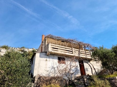 Marina, detached house on two floors, 57 m2 in size, on a plot of 506 m2, 30 m from the sea. The Municipality of Marina offers a unique opportunity for a detached house situated on a 506 m2 plot of land. The house covers an area of 57 m2, with a grou...