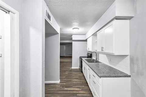 Komplett renovierte 2-Bett- / 2-Bad-Wohnung in der geschlossenen Oakwood Gardens Condo-Gemeinschaft. Kommen Sie hinein und finden Sie frisch gestrichene Wände und neue Plüschteppiche und verbesserte Bodenbeläge. Die renovierte Küche verfügt über neue...
